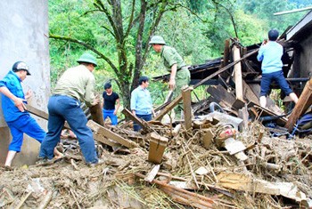 Rescue forces help residents rebuild houses in Sa Pa District, Lao Cai Province Rescue forces help residents rebuild houses in Sa Pa District, Lao Cai Province